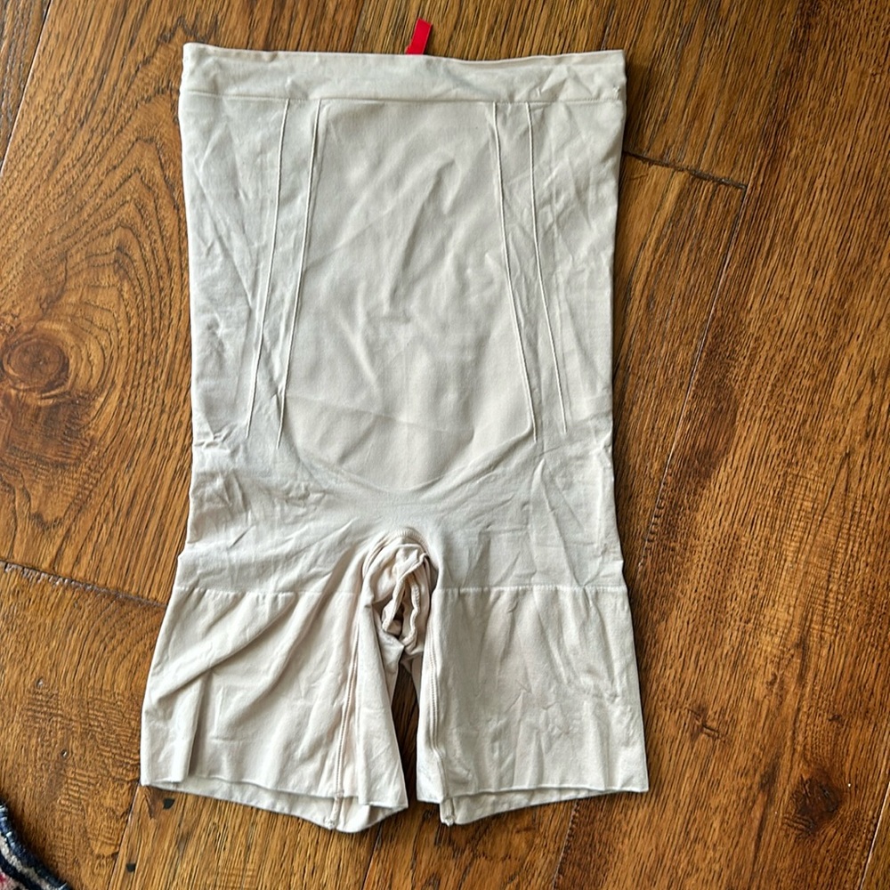 Spanx short beige OnCore High Waisted mid thigh